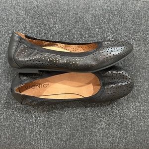 Vionic - Robyn - black leather flats - 7.5W
